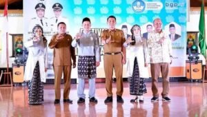 Bupati Batanghari Buka Festival Panen Belajar dan Berikan Bantuan Alat Sekolah untuk Siswa
