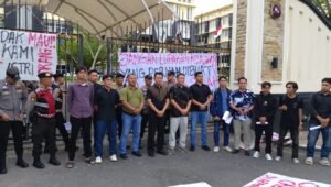 Aliansi Mahasiswa Pasaman Raya Unjuk Rasa di Depan Mapolda Sumbar