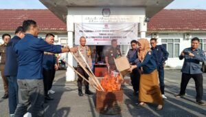 Cegah Kerawanan Pelanggaran Bawaslu OKI Awasi Langsung Pemusnahan 383 Surat Suara Tidak Sah