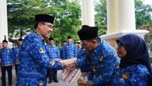 Apel Awal Bulan Pj Wako Serahkan THT dan Piagam