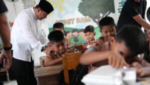 Uji Coba Makan Siang Bergizi Gratis di SD Inpres Puncak Mamuju dan Bagikan Alat Sekolah