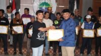 Pj Bahtiar Serahkan Penghargaan Kepada Kolektor Batu Ngalo dan Pecinta Benda Pusaka