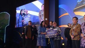 Kado Akhir Tahun, Kadis PUPR Sulbar Raih Penghargaan pada Hari Jalan 2024