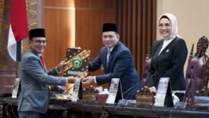 Pj Gubernur Elen Setiadi dan  Ketua DPRD Sumsel Tandatangani Keputusan Bersama Raperda Pertanggungjawaban Pelaksanaan APBD Sumsel TA 2023 Menjadi Perda
