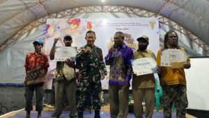 Rayakan Pergantian Tahun, Satgas Yonif 144/JY Bergembira Bersama