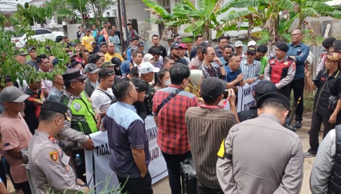 Bersitegang, Ratusan Warga Pertahanan Plaju Tolak Pengukuran Ulang