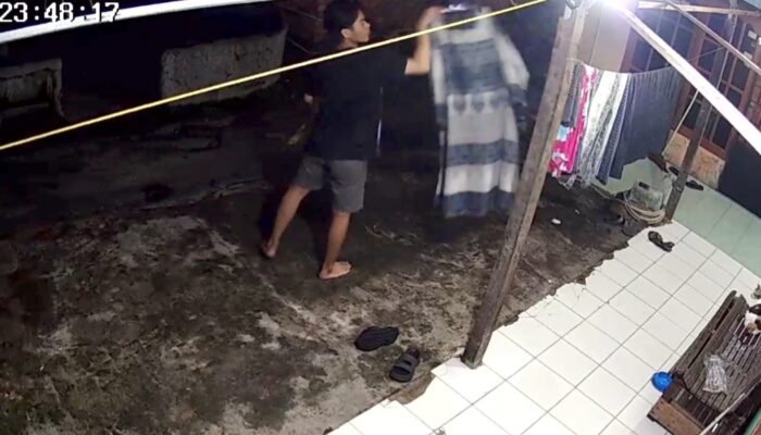 Aksi Pencuri Daster Emak-Emak Terekam CCTV