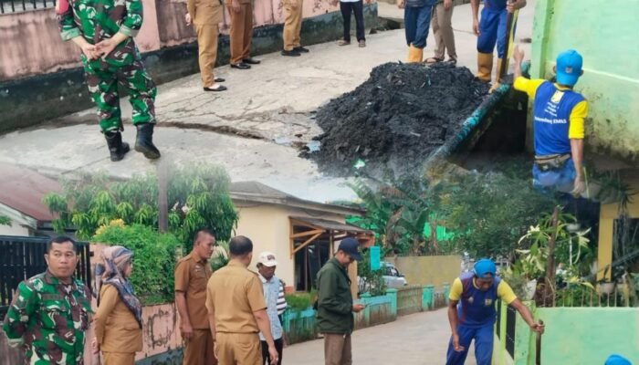 Kecamatan IT Dua Aktif Lakukan Kebersihan dan Siap Perbaiki Drainase 