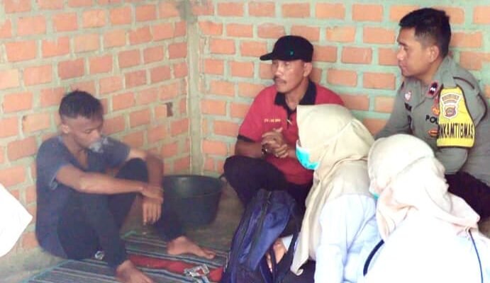 ODGJ Kerap Membuat Resah Warga, Bhabinkamtibmas bersama Dinsos Lakukan Evakuasi dan Oservasi