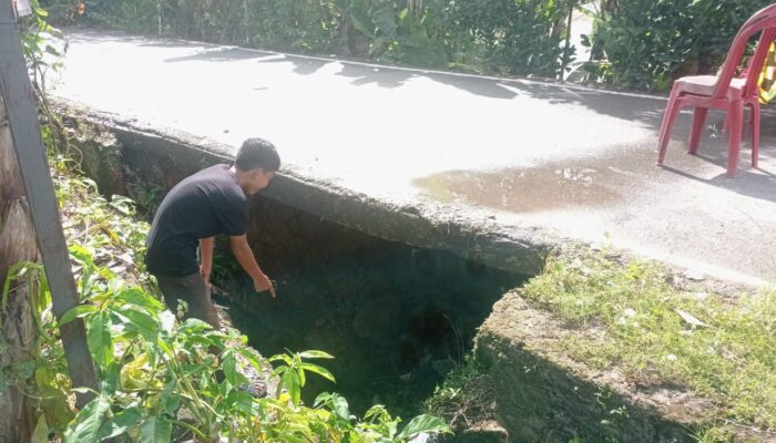 Tanah Dibawah Jalan Danau Asam Muara Dua Longsor Menjadi Gua, Warga Pasang Tanda Jangan Mellintas