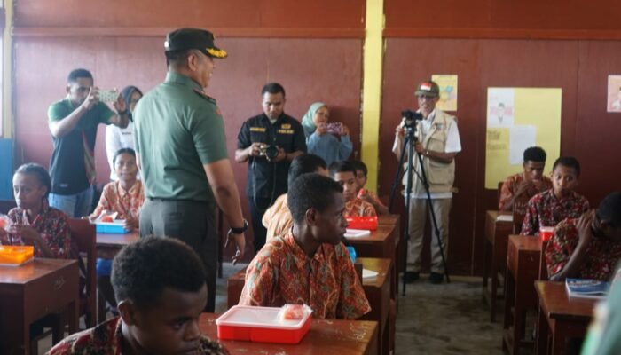 Danrem 182/JO Tinjau Program Makan Bergizi Gratis, Harap Peningkatan Pertanian di Fakfak