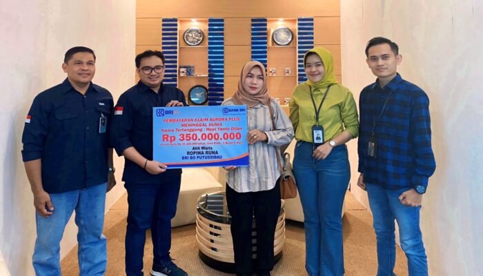 BRI Cabang Putussibau Serahkan Santunan Meninggal Dunia Kepada Keluarga Nasabah Dari Produk Aurora Plus