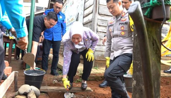 Bupati Musi Rawas dan Kapolres Musi Rawas Lakukan Peletakan Batu Pertama Bantuan Bedah Rumah Tak Layak Huni