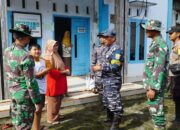 Prajurit Lanal Tegal Salurkan Bantuan Obat-obatan untuk Warga Terdampak Longsor di Pekalongan