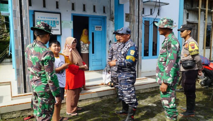 Prajurit Lanal Tegal Salurkan Bantuan Obat-obatan untuk Warga Terdampak Longsor di Pekalongan