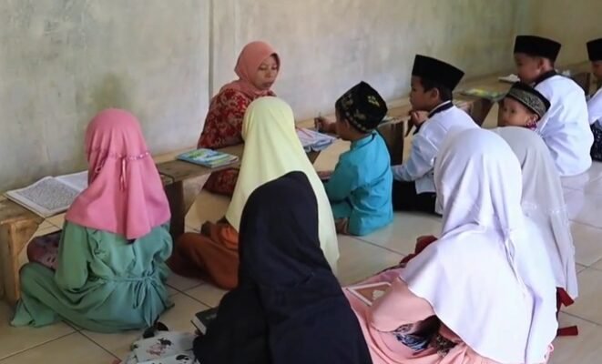 Sisihkan Sebagian Gaji, Bripka Hamam Bantu Guru Ngaji Hingga Tunanetra, Lansia dan Anak Yatim