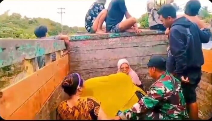 Babinsa Kodim Mempawah Bantu Evakuasi Ibu Hamil 9 Bulan Yang Terjebak Banjir