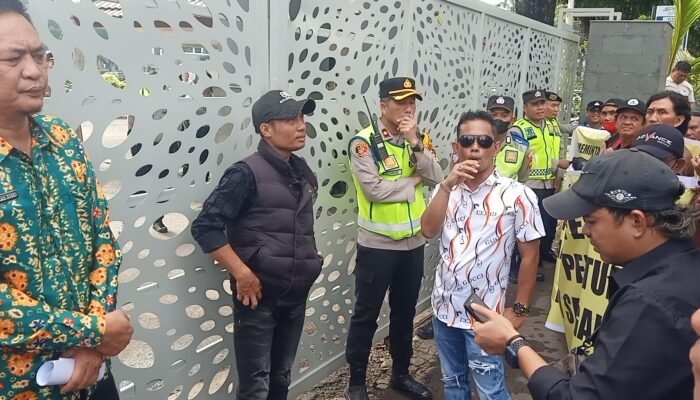 Massa Minta Pj Gubernur Copot Oknum Kepsek SMKN 3 OKU dan SMAN 5 OKU