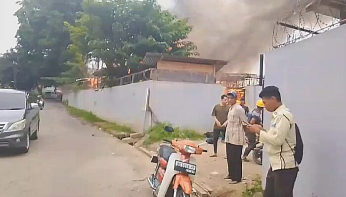 Konsleting Listrik, Mess dan Gudang Kontraktor RSMH Palembang Terbakar