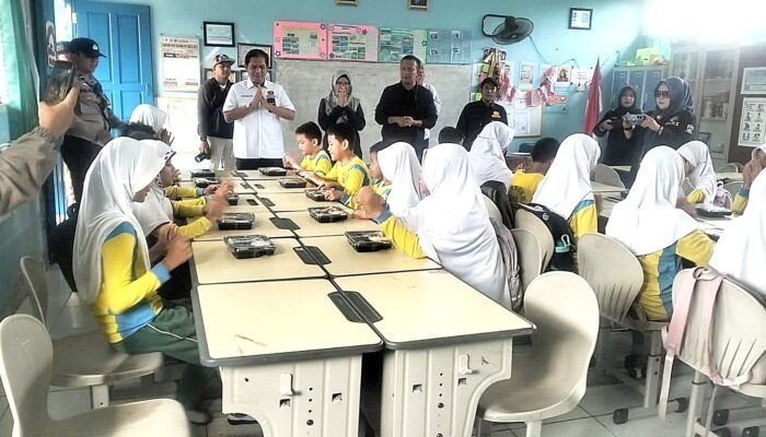 Garda Prabowo Bagikan 400 MBG di SD Negeri 180 Palembang