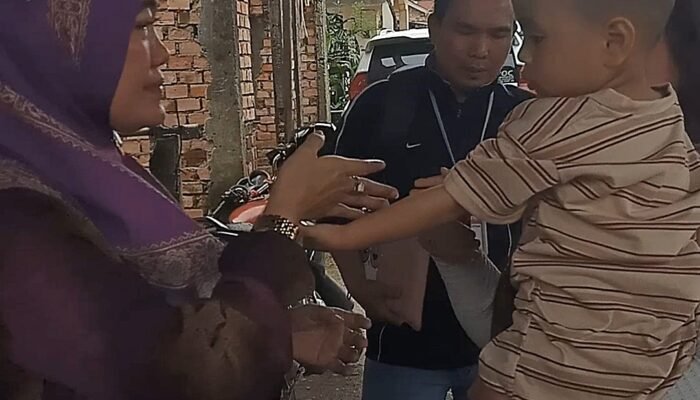 Menitikkan Air Mata, Aktivis Wanita ini Peluk Anak yang Ditinggalkan Cindy
