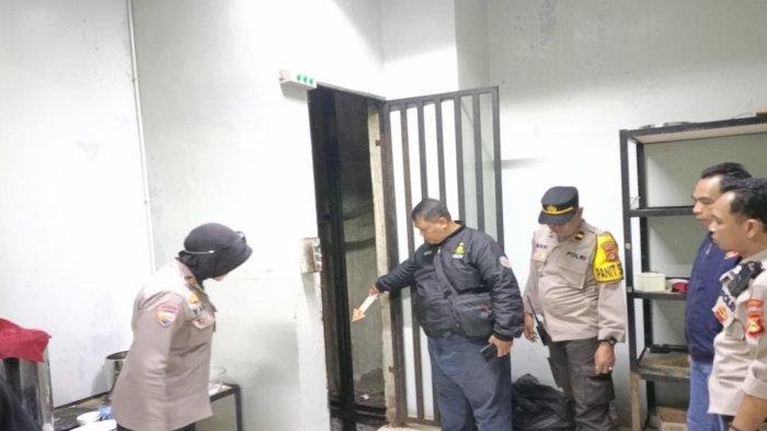 Polisi saat melakukan olah TKP kecelakaan kerja yang menimpa seorang pekerja wedding organizer pada Sabtu (8/12/2024) dinihari.