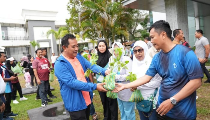 Saat ASN dapat Pohon Cabe Gratis dari Petani Milenial