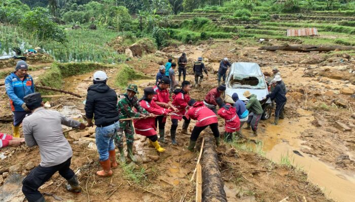 Personel Gabungan TNI-Polri Bantu Evakuasi Mobil Warga Terdampak Longsor di Petungkriyono