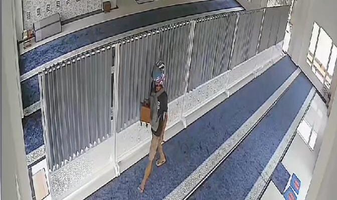 Pencuri Kotak Amal Masjid di Palembang Terekam CCTV