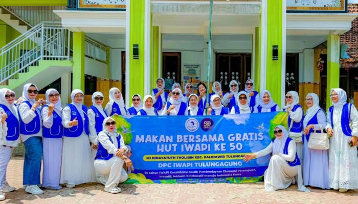 Rayakan Ulang Tahun ke-50, IWAPI Tulungagung Bagi 150 Makan Bergizi Gratis Untuk Siswa-siswi MI di Kalidawir 