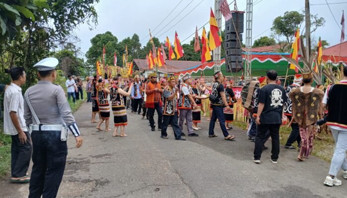 Hadir Ditengah Masyarakat, Satlantas Polres Kapuas Hulu Amankan Prosesi Pernikahan Adat Dayak