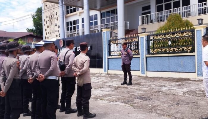 Kapolres Fakfak Perintahkan Puluhan Personil Jaga Ketat Paripurna Penetapan Cabub – Cawabup Terpilih Pilkada 2024