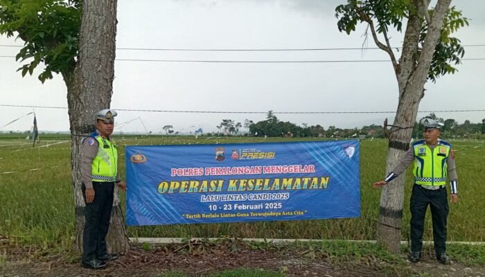 Sosialisasikan Operasi Keselamatan Lalu Lintas Candi 2025 dengan Pemasangan Spanduk