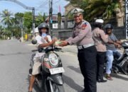 Operasi Mansinam, Satlantas Polres Fakfak Bagikan Bingkisan dan Stiker Himbauan Kepada Pengguna Jalan