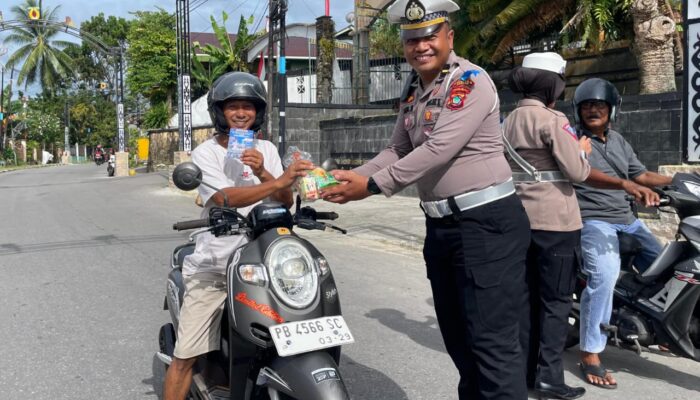 Operasi Mansinam, Satlantas Polres Fakfak Bagikan Bingkisan dan Stiker Himbauan Kepada Pengguna Jalan
