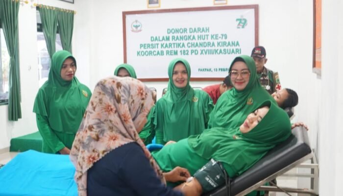Peringati HUT Persit Ke-79, Persit KCK Koorcabrem 182 PD XVIII/Kasuari Gelar Donor Darah