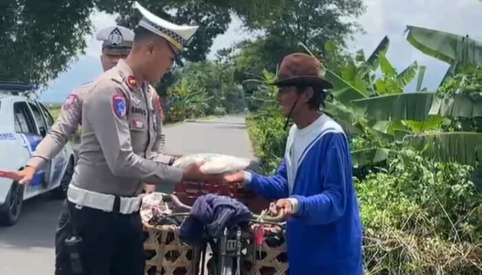 Satlantas Polres Pekalongan Berbagi ke Warga Kurang Mampu Lewat Program Jumat Berkah