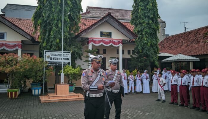 Police Goes to School, Kanit Kamsel Polres Pekalongan Jadi Pembina Upacara di SDN 01 Kepatihan