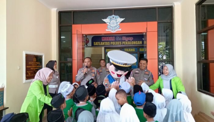 Melalui Polsanak, Murid TK Muslimat NU Sragi Diajak Tertib Berlalu Lintas Sejak Dini