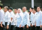 Meski Di guyur hujan Hj.Ratna Machmud dan H.Suprayino Tetap Tersenyum