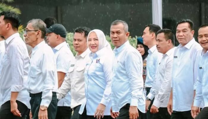 Meski Di guyur hujan Hj.Ratna Machmud dan H.Suprayino Tetap Tersenyum