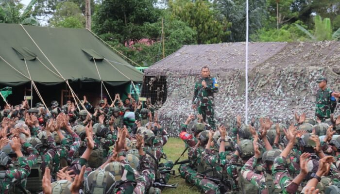 Kunjungi Kapuas Hulu, Pangdam XII/Tpr Cek Kesiapan Prajurit Yonif 644/Wls yang Akan Berangkat ke Papua