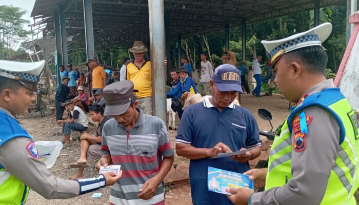 Polisi Sosialisasikan Tertib Berlalu Lintas ke Pengemudi, Pedagang, dan Pengunjung Pasar Hewan di Kesesi