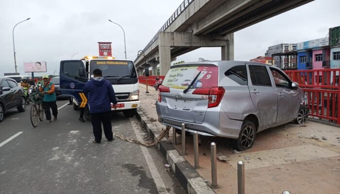 ‘Calya Terbang’ Hantam Tiang Pembatas Jembatan Ampera