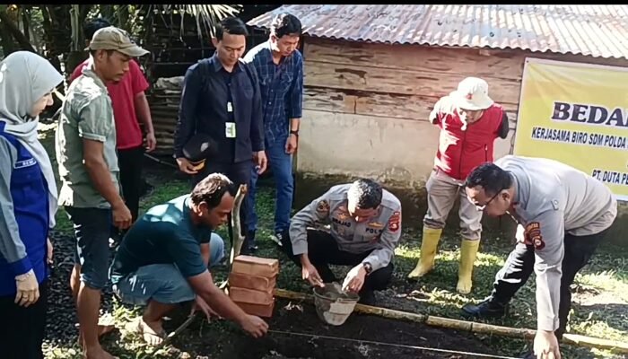 Kolaborasi PT, Polda Sumsel dan Media Bedah Rumah Buruh Serabutan