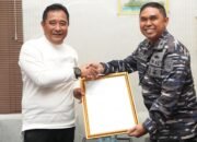 Silaturahmi ke Lanal Mamuju, Pj Bahtiar Beri Penghargaan