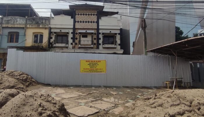 Usai Lakukan Pemagaran dan Barikade Tumpukan Pasir Aset 3 Unit Ruko Milik Hendry Lie Ditempel Banner “Dilarang Masuk Tanpa Izin”