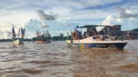 Polisi Kawal Tradisi Masyarakat Jongkong Pawai Ta’aruf Sampan Hias di Sungai Kapuas Kabupaten Kapuas Hulu