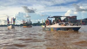 Polisi Kawal Tradisi Masyarakat Jongkong Pawai Ta’aruf Sampan Hias di Sungai Kapuas Kabupaten Kapuas Hulu