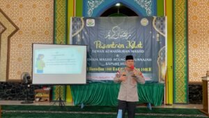 AKBP Hendrawan Berikan Materi Pengenalan Diri dan Potensi di Pesantren Kilat Masjid Agung Darunnajah Kapuas Hulu